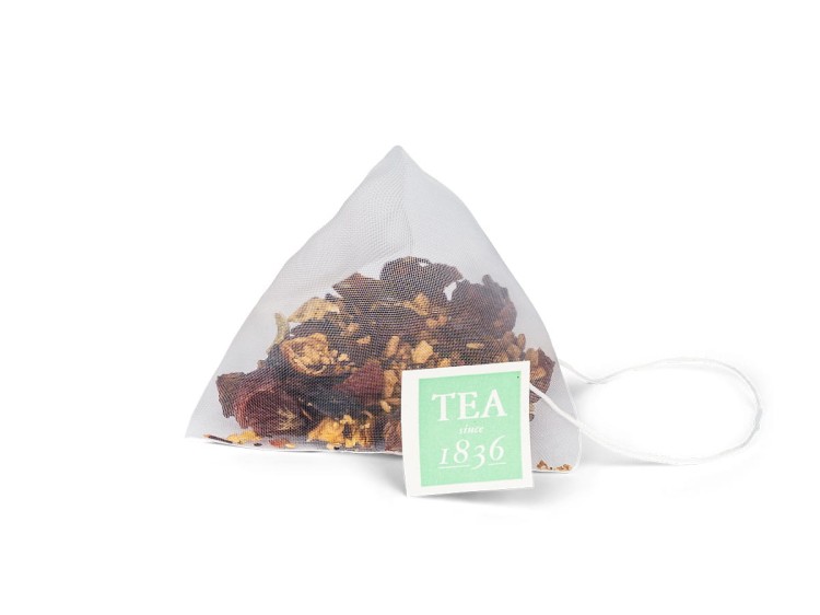 Piramidka herbatki rokitnikowej z widocznymi kawałkami owoców