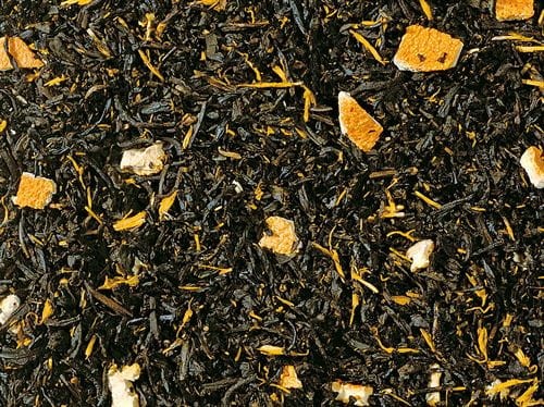 Ekologiczna czarna herbata z pomarańczą – susz z widoczną skórką pomarańczy i płatkami nagietka