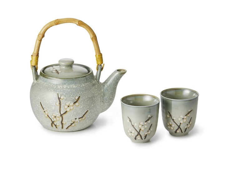 Porcelanowy zestaw do herbaty PUA 0,85 l – czajnik z bambusową rączką i dwie czarki, japoński motyw ume, unikatowa glazura Reactive Glaze, elegancki rytuał herbaciany dla dwojga