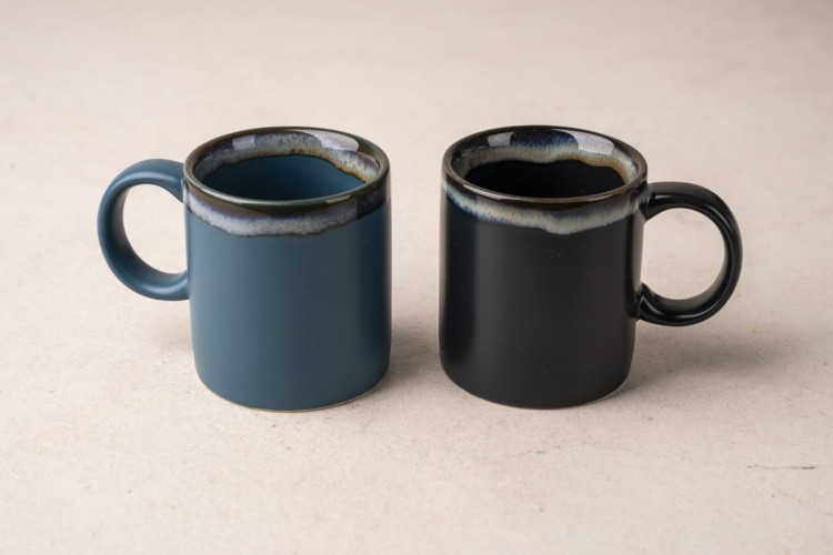 Filiżanki espresso CHA CULT Ando 100 ml w kolorze czarnym i niebieskim z unikalną glazurą reaktywną