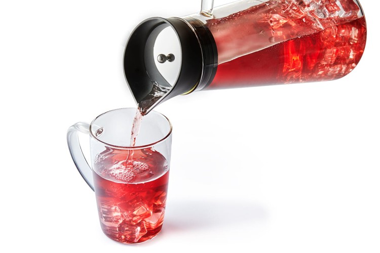 Dzbanek do mrożonej herbaty Edvard 1,5 l z automatyczną pokrywką podczas nalewania