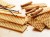 Cienkie, chrupiące wafle z cynamonem i cukrem – przekąska do herbaty i espresso