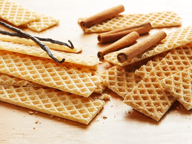 Cienkie, chrupiące wafle z cynamonem i cukrem – przekąska do herbaty i espresso