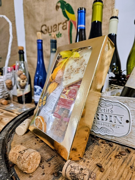 Upominkowy zestaw premium – kawa 100% Arabica Brazylia Santos, herbatka owocowa Mango i Przyjaciele oraz czekolada ręcznie robiona i grecka pralina orzechowa w ozdobnym pudełku