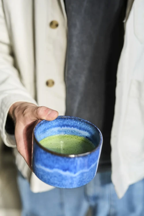 Matcha przygotowana w czarce KAZE – tradycyjny sposób parzenia herbaty matcha z użyciem chasena