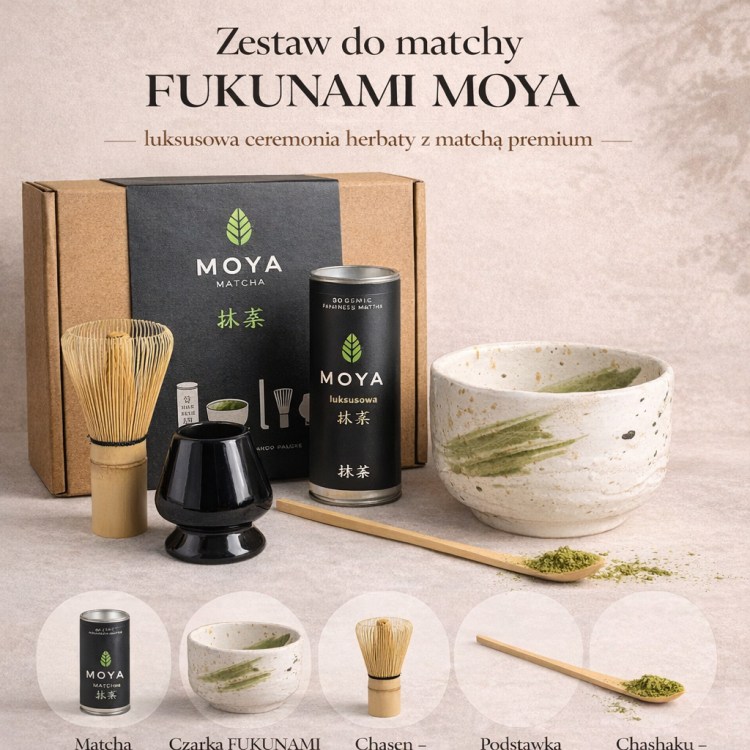 Zestaw do matchy FUKUNAMI MOYA z matchą luksusową 30 g, czarką ceramiczną, chasenem, chashaku i podstawką na tle pudełka prezentowego