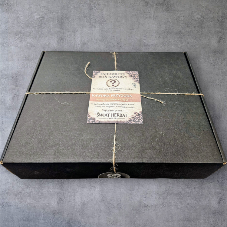Kilka Tajemniczych Boksów kawowych zapakowanych jest w eleganckie czarne kartony.