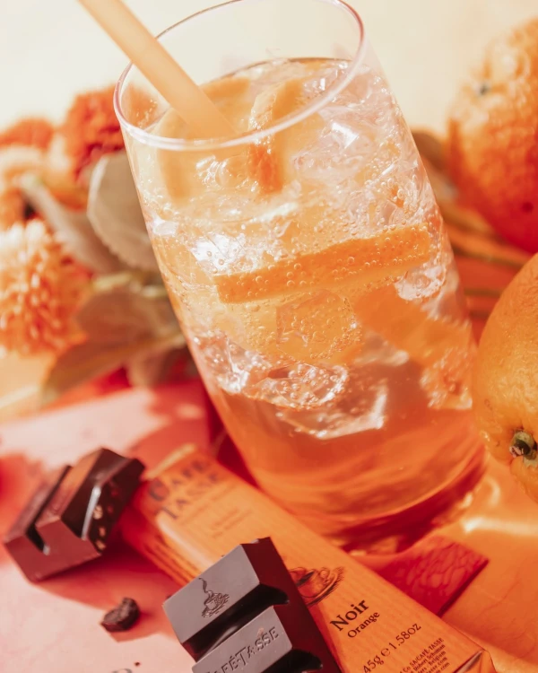 Czekolada Café-Tasse Noir Orange 60% kakao podana z napojem i kawałkami czekolady – styl premium