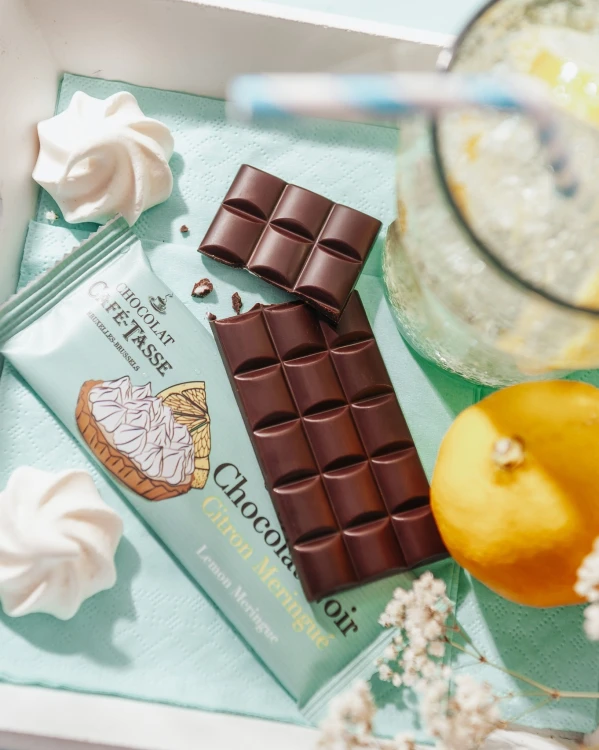 Czekolada Café-Tasse Lemon & Meringue podana z napojem – belgijska czekolada premium, Idealna do kawy i herbat cytrusowych