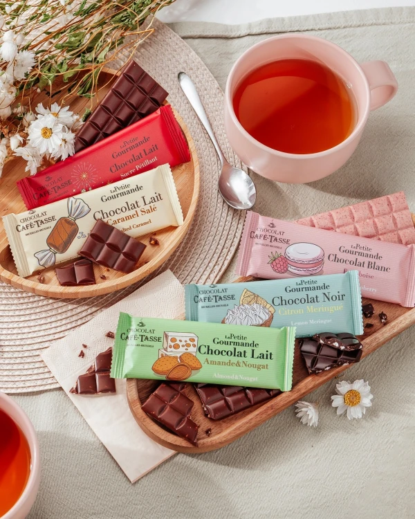 Czekolada Café-Tasse White Raspberry podana z napojem – belgijska czekolada premium