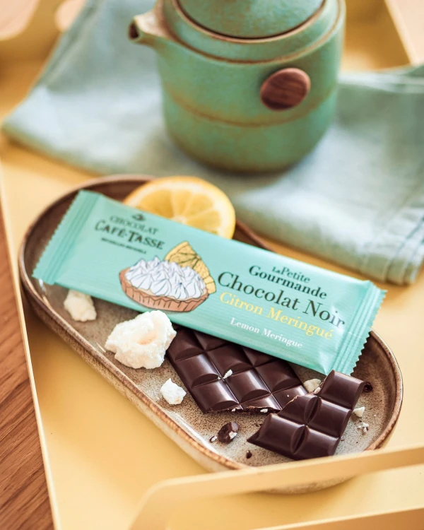 Czekolada Café-Tasse White Raspberry 25 g w jasnej aranżacji – belgijska czekolada premium