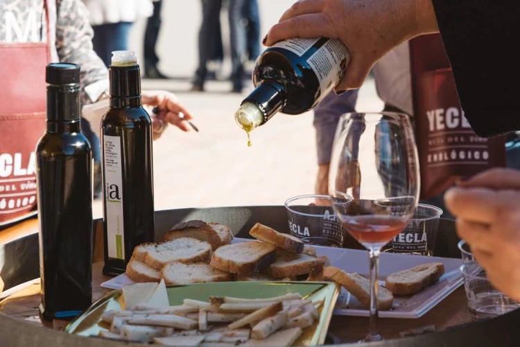 Oliwa Arbequina do sałatki – delikatna oliwa extra virgin zastosowanie - delikatna oliwa do sałatek, ryb i deserów