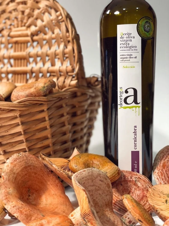 Oliwa Deortegas Cornicabra BIO butelka w aranżacji kuchennej