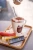 Baton Café-Tasse Noir Praliné podany z kawą – belgijska przekąska premium