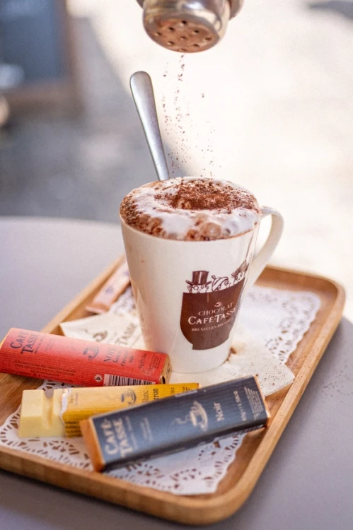 Baton Café-Tasse Noir Praliné podany z kawą – belgijska przekąska premium