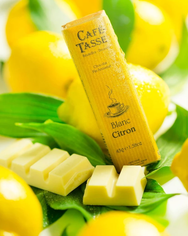 Baton Café-Tasse cytryna w aranżacji z owocami cytrusowymi – świeży deser