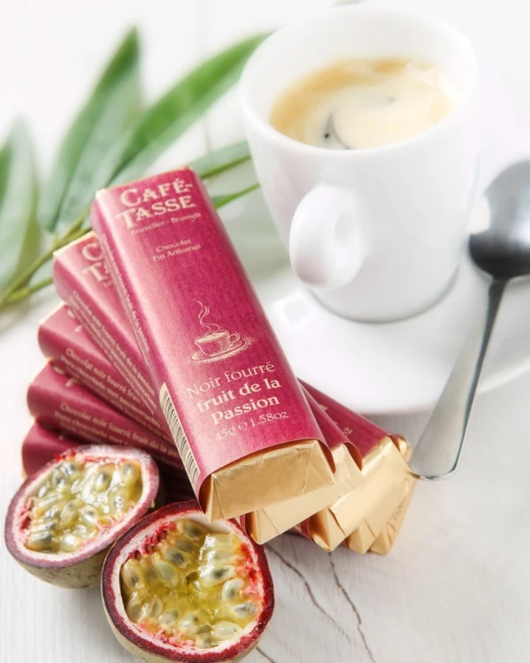 Czekoladowy baton Café-Tasse z marakują w eleganckiej aranżacji