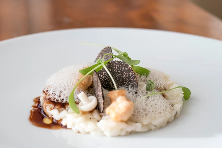 Risotto z czarną truflą i kremem balsamicznym premium w stylu fine dining