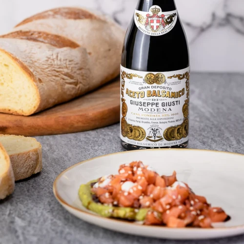 Ekologiczny ocet balsamiczny premium Giusti BIO podany z włoską kuchnią gourmet