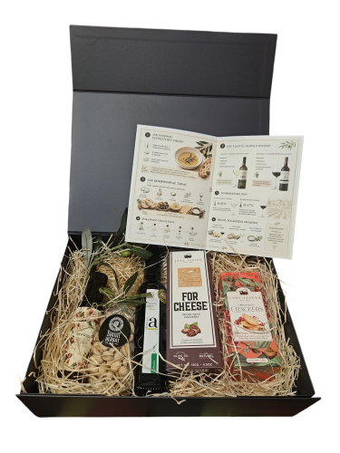 Realne zdjęcie zawartości zestawu tapas premium — ekologiczne oliwy Deortegas BIO, hiszpańskie przekąski gourmet i eleganckie opakowanie prezentowe gotowe na wyjątkowy wieczór degustacyjny