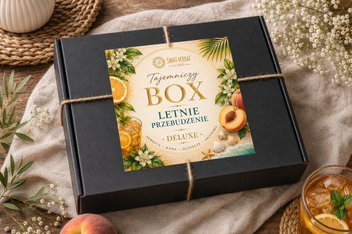 Elegancki Tajemniczy Box Letnie Przebudzenie DELUXE w czarnym pudełku premium. W środku wyjątkowe herbaty liściaste, kawa premium, słodycze i starannie dobrane dodatki inspirowane letnim klimatem.