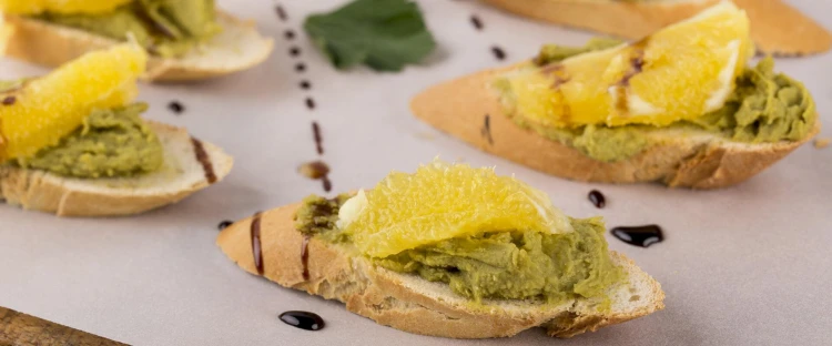 Włoskie deski serów gourmet podane z kremem balsamicznym z pomarańczą.
