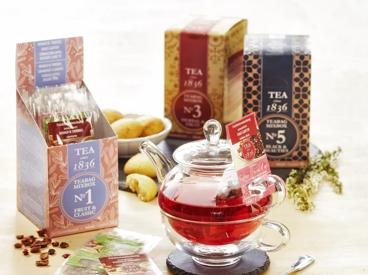 Ekskluzywny zestaw herbaciany premium z herbatami owocowymi i czarnymi TEA 1836 w stylowej hotelowej aranżacji degustacyjnej.