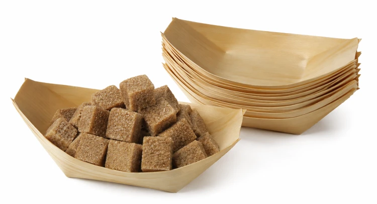 Naturalny cukier trzcinowy w bambusowej łódeczce finger food — elegancki dodatek do zestawu kawowego i herbacianego premium.