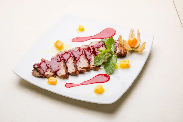 Dania gourmet z czerwonym mięsem, dziczyzną i malinowym kremem balsamicznym premium.
