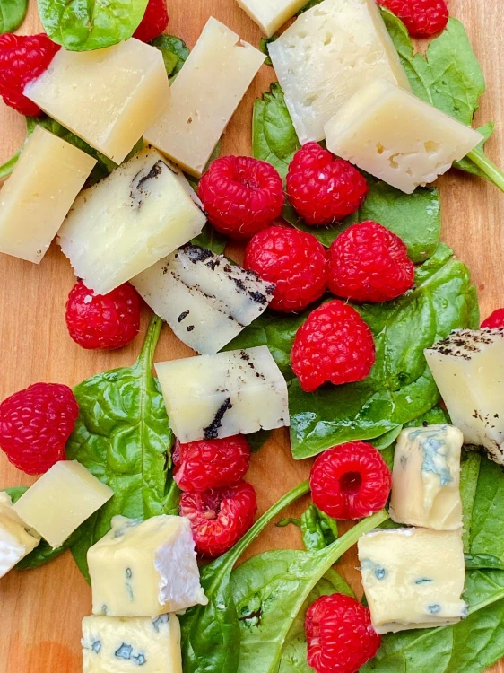 Deska serów gourmet z dodatkiem kremu balsamicznego i owoców