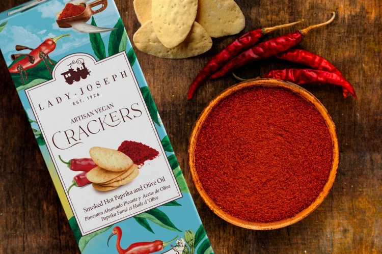 Krakersy Lady Joseph podawane z dipem pomidorowym i przyprawami – inspiracja do tapas i przekąsek gourmet.