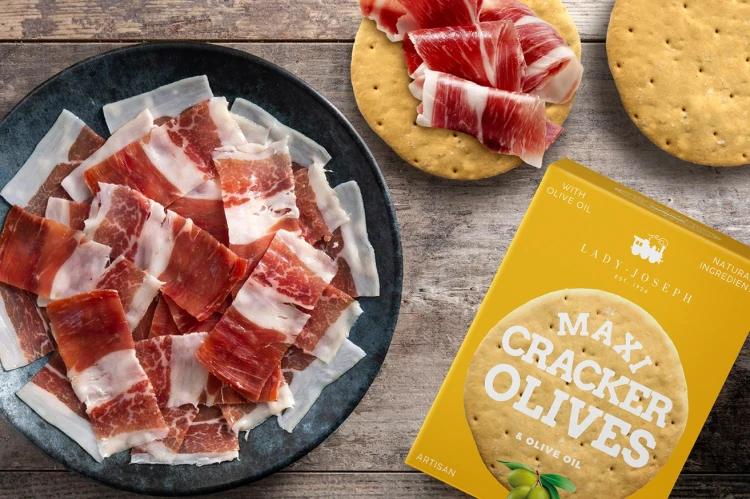Krakersy z zielonymi oliwkami do wina i przekąsek gourmet