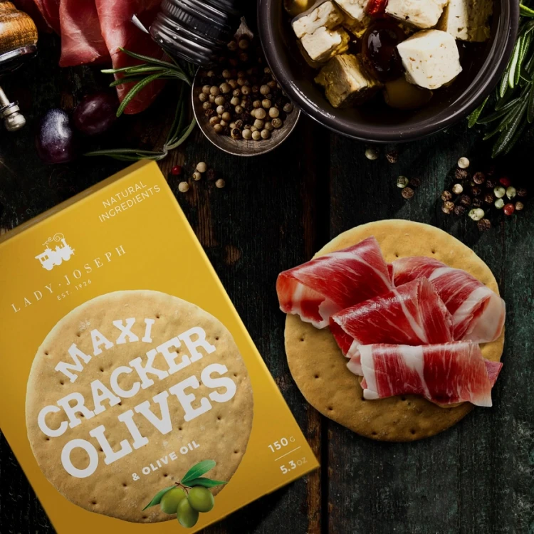 Hiszpańskie tapas z krakersami i oliwkami – przekąska premium do wina
