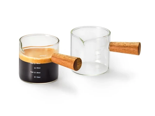 Szklana miarka do espresso VICENTE o pojemności 75 ml z czytelną podziałką, dziobkiem i drewnianym uchwytem.