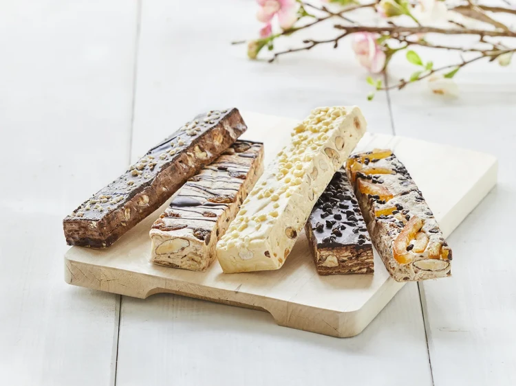 Włoski nugat Quaranta Cioccolato w ekspozytorze – miękki torrone bez glutenu, różne smaki, sprzedaż na sztuki