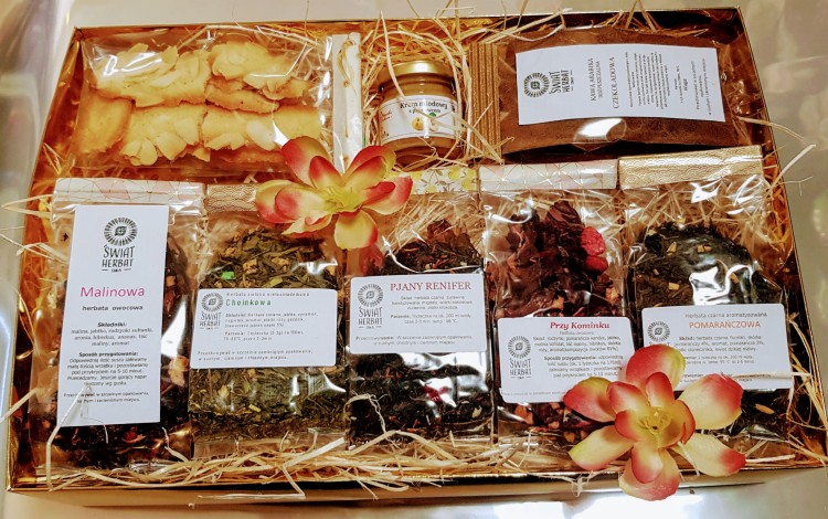 Zestaw 5 herbat, ciastka, miód i kawa - w złotym kartoniku - przykład pakowania