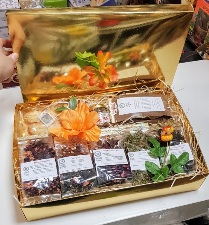 Zestaw herbaciano - kawowy z ciastkami i miodkiem - przykład pakowania