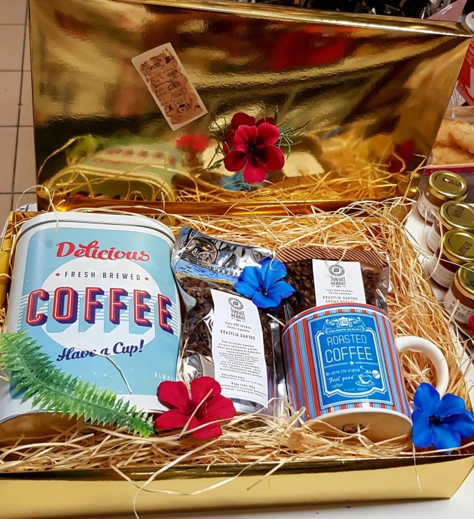 Pudełko kawowe z puszką i kubkiem - złoty dekoracyjny prezent