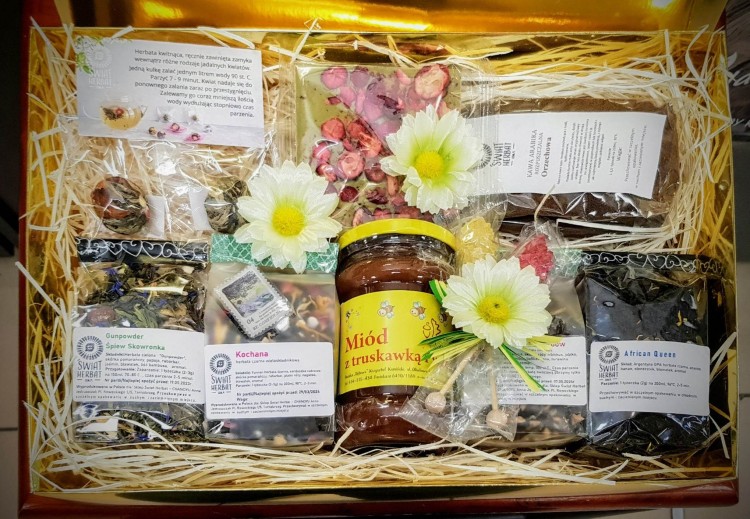 Zestaw miód + 6x herbata + kawa +  czekolada w pudełku