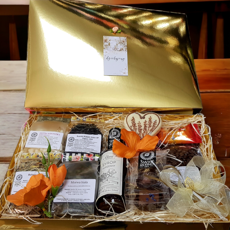 Zestaw herbat z syropem, kawą, słodyczami i owocami w pudełku