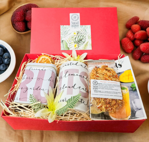 Zestaw FRUITS TEA kubek puszka i herbatka Mango i Przyjaciele w czerwonym pudełku prezentowym