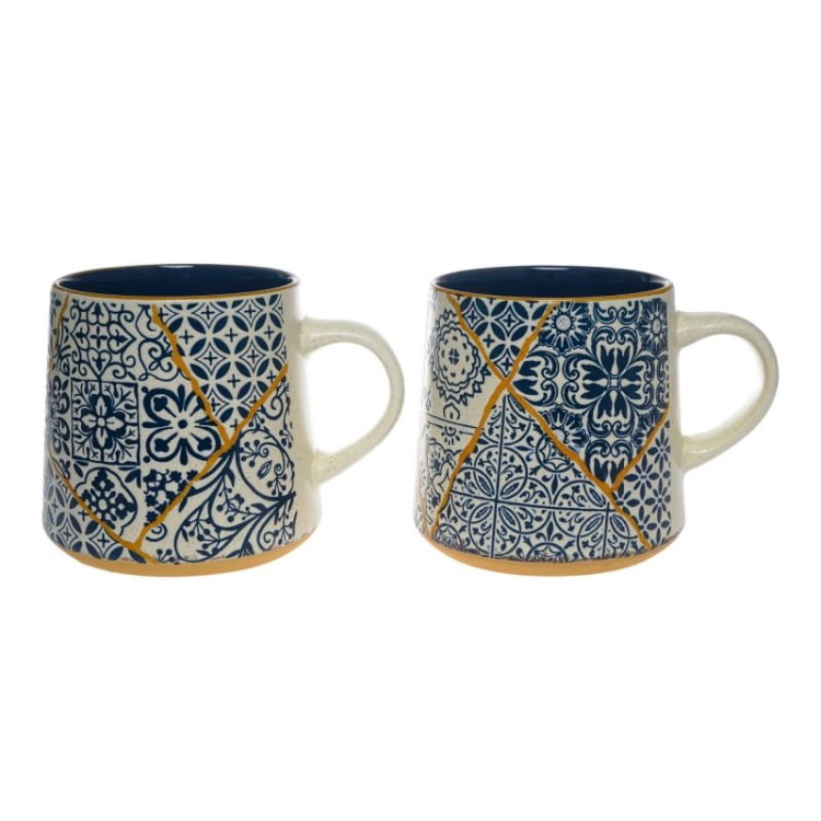 Kubek AMRANI 300 ml to ceramiczny kubek w stylu śródziemnomorskim, z dekoracyjnym wzorem patchwork w odcieniach niebieskiego i bieli.