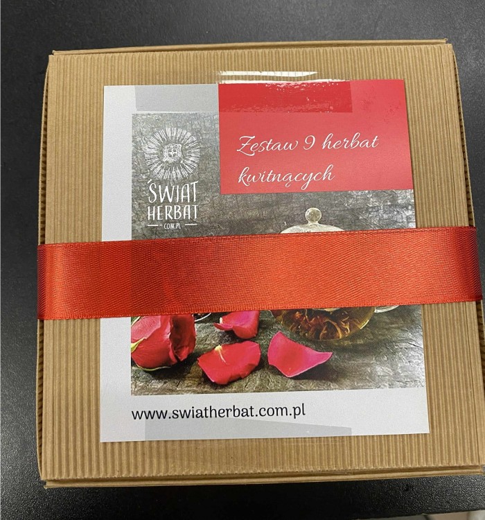 Zestaw 9 herbat kwitnących w kraftowym pudełku z etykietą i czerwoną wstążką – Świat Herbat Tarnobrzeg.