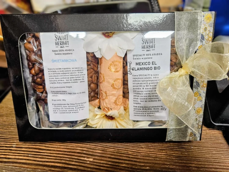 Zestaw kawowy Premium – kawa Organic Mexico El Flamingo BIO, kawa smakowa Arabica i pralina w eleganckim pudełku z ozdobną wstążką