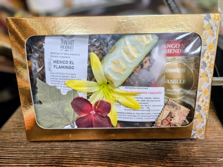 Zestaw prezentowy kawa Bio Mexico El Flamingo, herbatka owocowa Truskawkowa Rapsodia, pralina i herbatki 1836 Tea w złotym pudełku z okienkiem