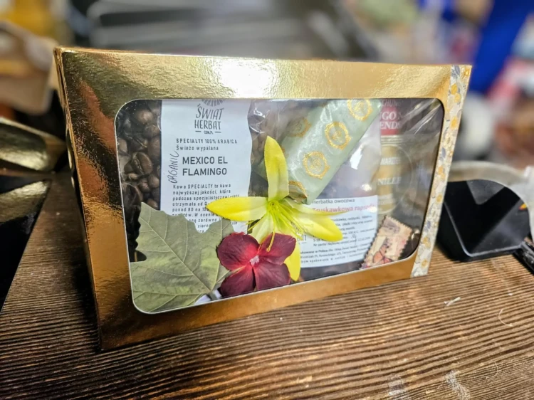 Elegancki zestaw kawowy i herbaciany – kawa Bio Mexico El Flamingo, owocowa Truskawkowa Rapsodia, pralina grecka i piramidki 1836 Tea