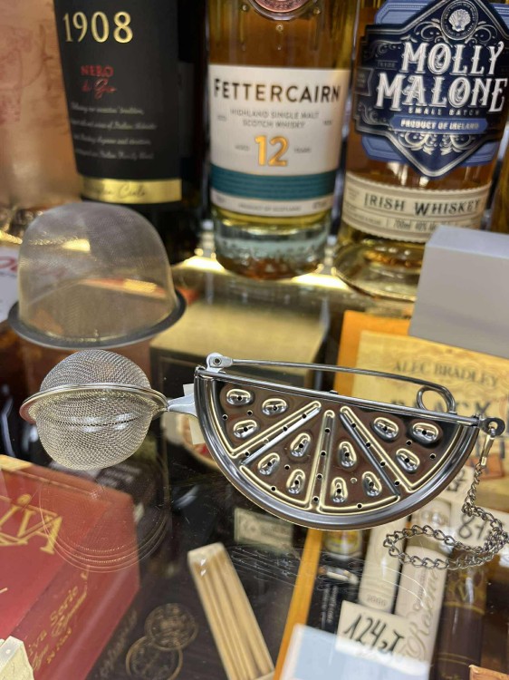 Stalowy zaparzacz do herbaty w kształcie cytryny, połowa owocu z dziurkami, srebrny kolor