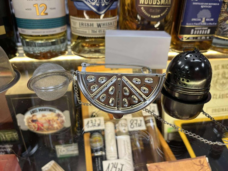 Stalowy zaparzacz do herbaty i ziół Stalowa Cytrynka – widok produktu w opakowaniu, sitko 8 × 4,5 cm