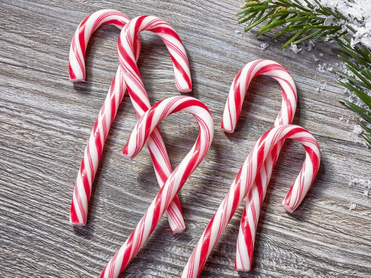Laski cukrowe Candy Canes – klasyczne czerwono-białe słodycze świąteczne, idealne do dekoracji, deserów i gorących napojów.