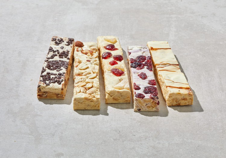 Zestaw włoskich nugatów Quaranta La Dolce Vita – delikatne batoniki z miękkiego nugatu z orzeszkami ziemnymi, owocami, czekoladą i amaretti. Tradycja włoskich słodyczy od 1924 roku.